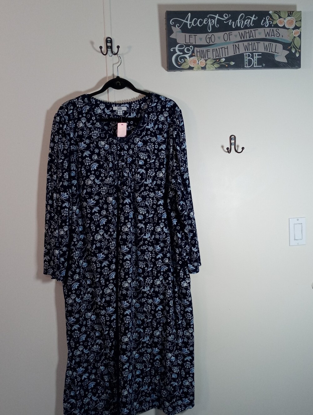 Like New 2X Croft & Barrow Blue/white Floral Velour Long Sleeve Nightgown